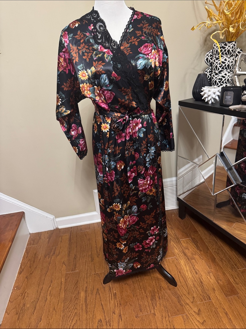 Vintage Floral Satin Long Robe with Lace Trim - Black/Multi Size M pre-owned